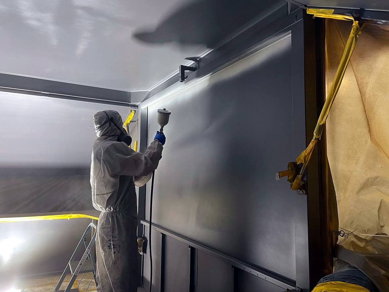 Durma-Mitarbeiter in Schutzausrüstung bei der Arbeit