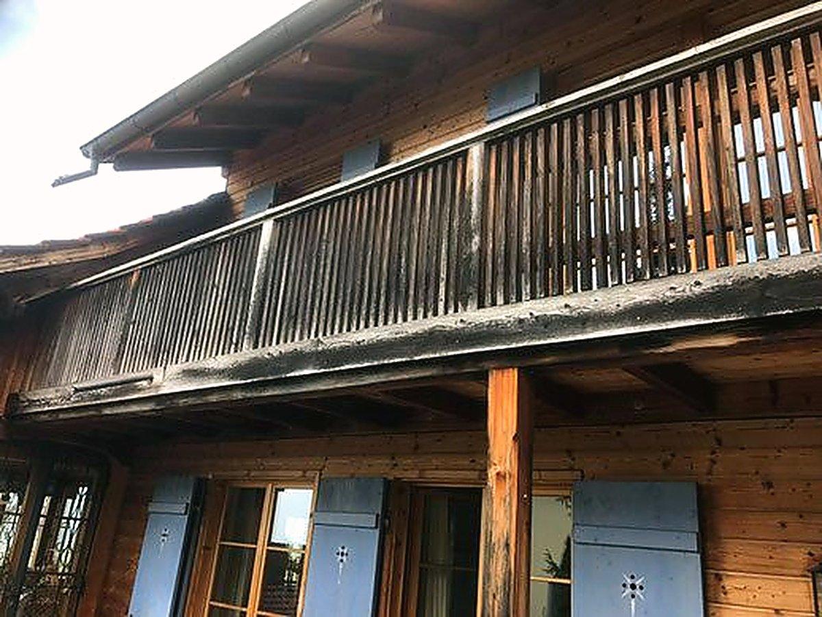 Holzfassade vor dem Strahlen